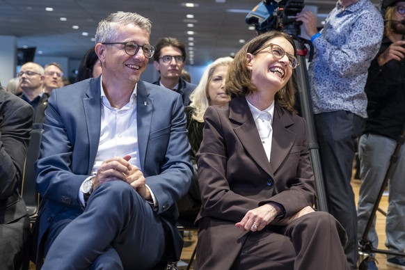 Staenderat Benjamin Muehlemann, FDP-GL, links, und Nationalraetin Susanne Vincenz-Stauffacher, FDP-SG, Kandidaten fuer das Parteipraesidium, sitzen an der Delegiertenversammlung der FDP, am Samstag, 1 ...