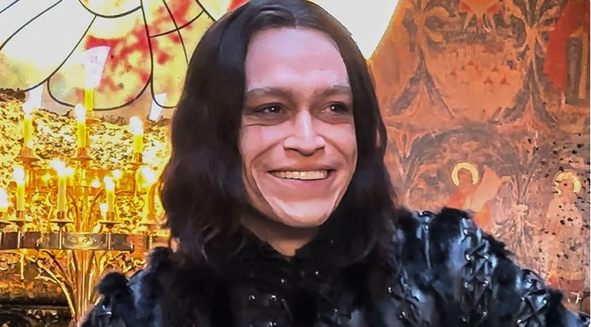 Caleb reste dans son personnage, même en interview.