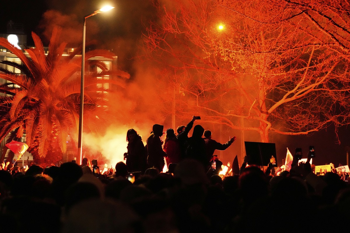 People light flares in Istanbul, Turkey, Thursday, March 20, 2025, as they protest against the arrest of Istanbul's Mayor Ekrem Imamoglu. (AP Photo/Khalil Hamra)
Turkey Politics