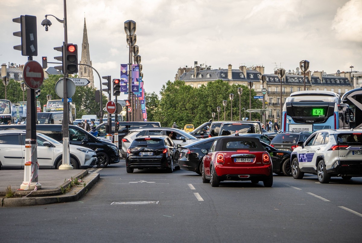 Paris, France - July 13, 2024: Traffic jam at an intersection in the French capital Paris. Symbolic image of traffic volume in major cities in Europe *** Stau auf einer Kreuzung in der franz�sischen H ...