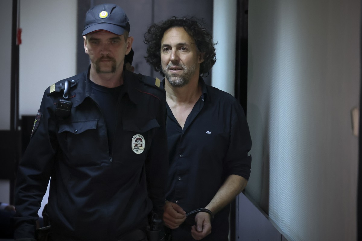 French citizen Laurent Vinatier, right, is escorted into a cage in a courtroom in the Zamoskvoretsky District Court in Moscow, Russia on Friday, June 7, 2024. A court in Moscow has ordered that the Fr ...