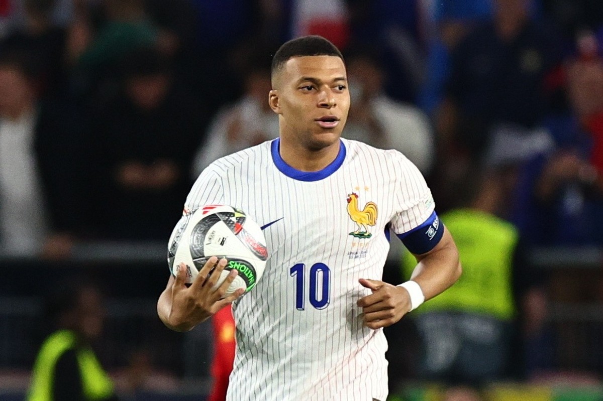 epa12158712 France's Kylian Mbappe runs with the ball in his hand after scoring the 4-1 goal during the UEFA Nations League semi-final soccer match between Spain and France, in Stuttgart, Germany ...