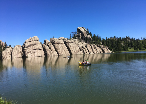 Bizarre Felsformationen umrahmen den Sylvan Lake, ein beliebter Treffpunkt für Wassersportler und Kletterfans.