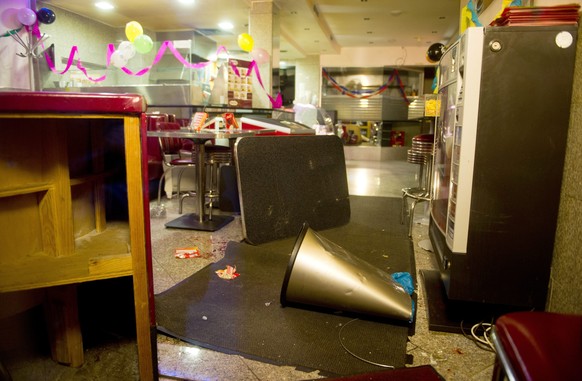 epa04103974 Interior view of a pizzeria, in which an offender had entered and was arrested, in Goch, Germany, 28 February 2014. The perpetrator killed two women and injured five people in two law firm ...