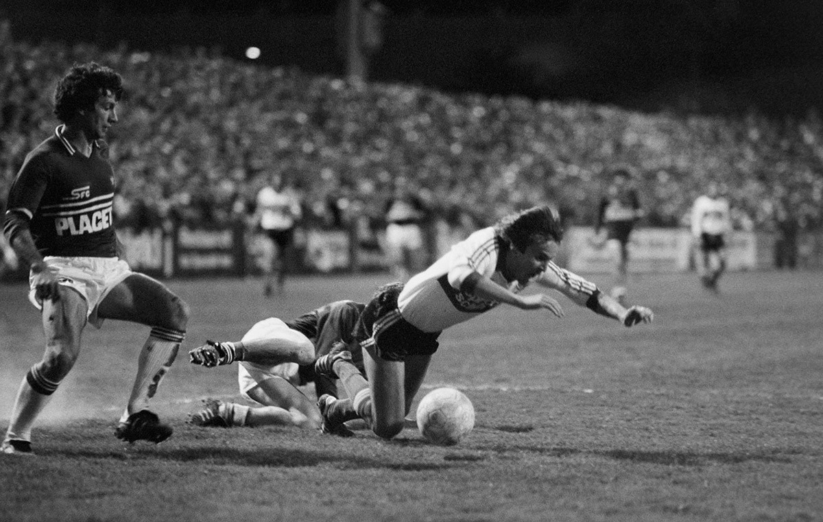 Fussballspiel Aarau gegen Servette, April 1985.
https://permalink.nationalmuseum.ch/101319977