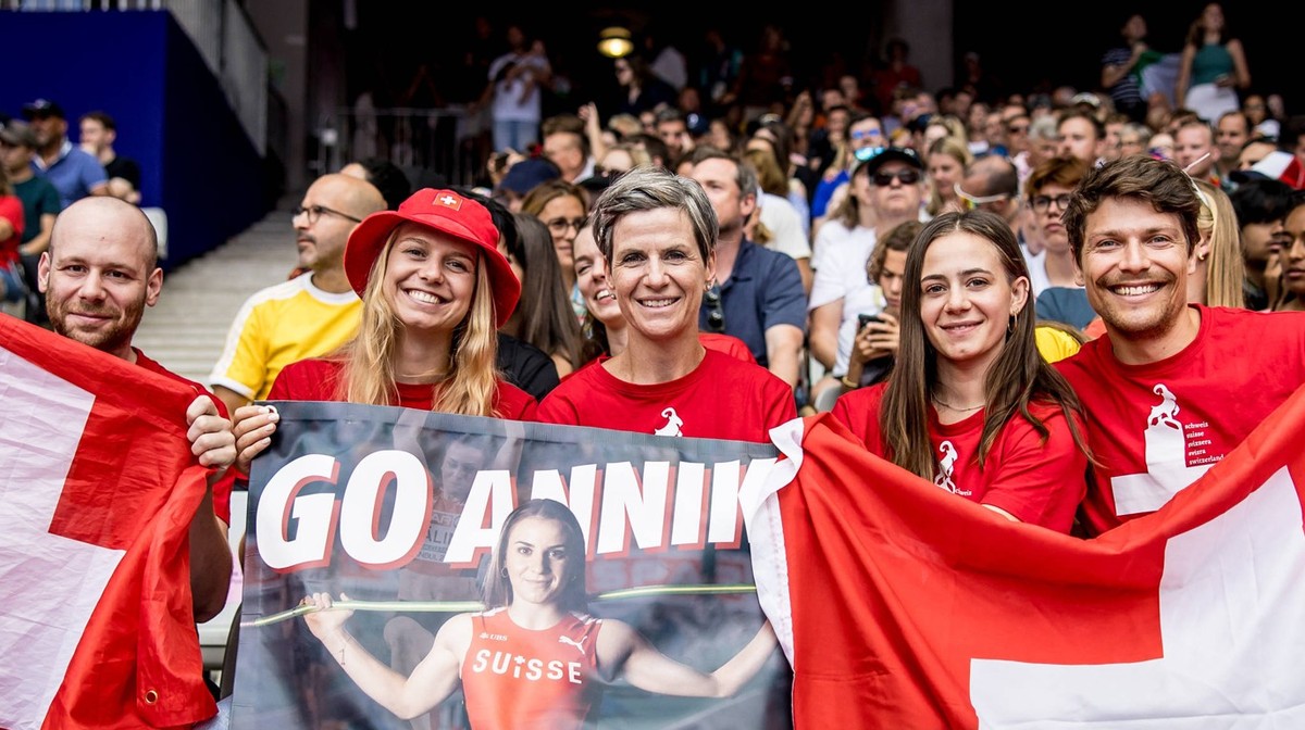 Olympische Spiele Leichtathletik Paris, 08.08.2024 Annik Kaelin of Switzerland, family and friends during the womens heptathlon at the Olympic Games, Olympische Spiele, Olympia, OS Paris 08.08.2024. * ...