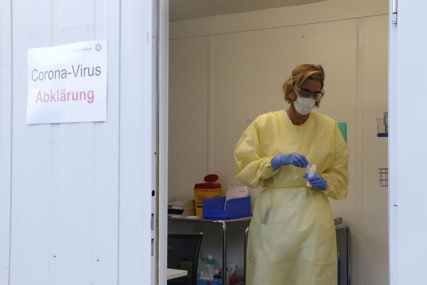 Corona-Abklärungen werden im Spital Bülach in einem Container gemacht.