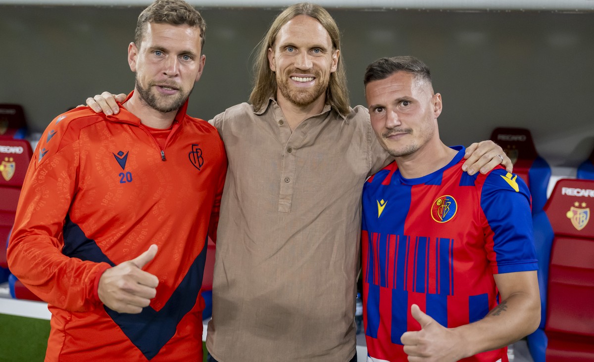 Michalel Lang, Mitte, verabschiedet sich mit Fabian Frei , links, und Taulant Xhaka, rechts, im Fussball Meisterschaftsspiel der Regular Season der Swiss Super League zwischen dem FC Basel 1893 und de ...