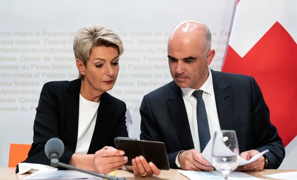 Was genau Karin Keller-Sutter hier Alain Berset zeigt, ist nicht bekannt. Sicher ist: Ab heute ist der Bundesrat auch auf Instagram präsent.