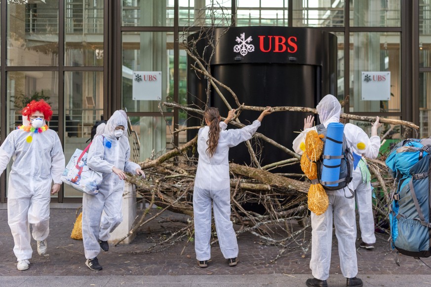 Aktivisten des Klimacamps der Gruppe Collective Climate Justice blockieren am ersten Aktionstag die Bank UBS am Aeschenplatz in Basel, am Montag, 8. Juli 2019. (KEYSTONE/Georgios Kefalas)