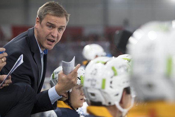 L&#039;entraineur zugois Dan Tangnes donne des conseils a ses joueurs lors du match du championnat suisse de hockey sur glace de National League entre le Lausanne Hockey Club, LHC, et le EV Zug, EVZ,  ...