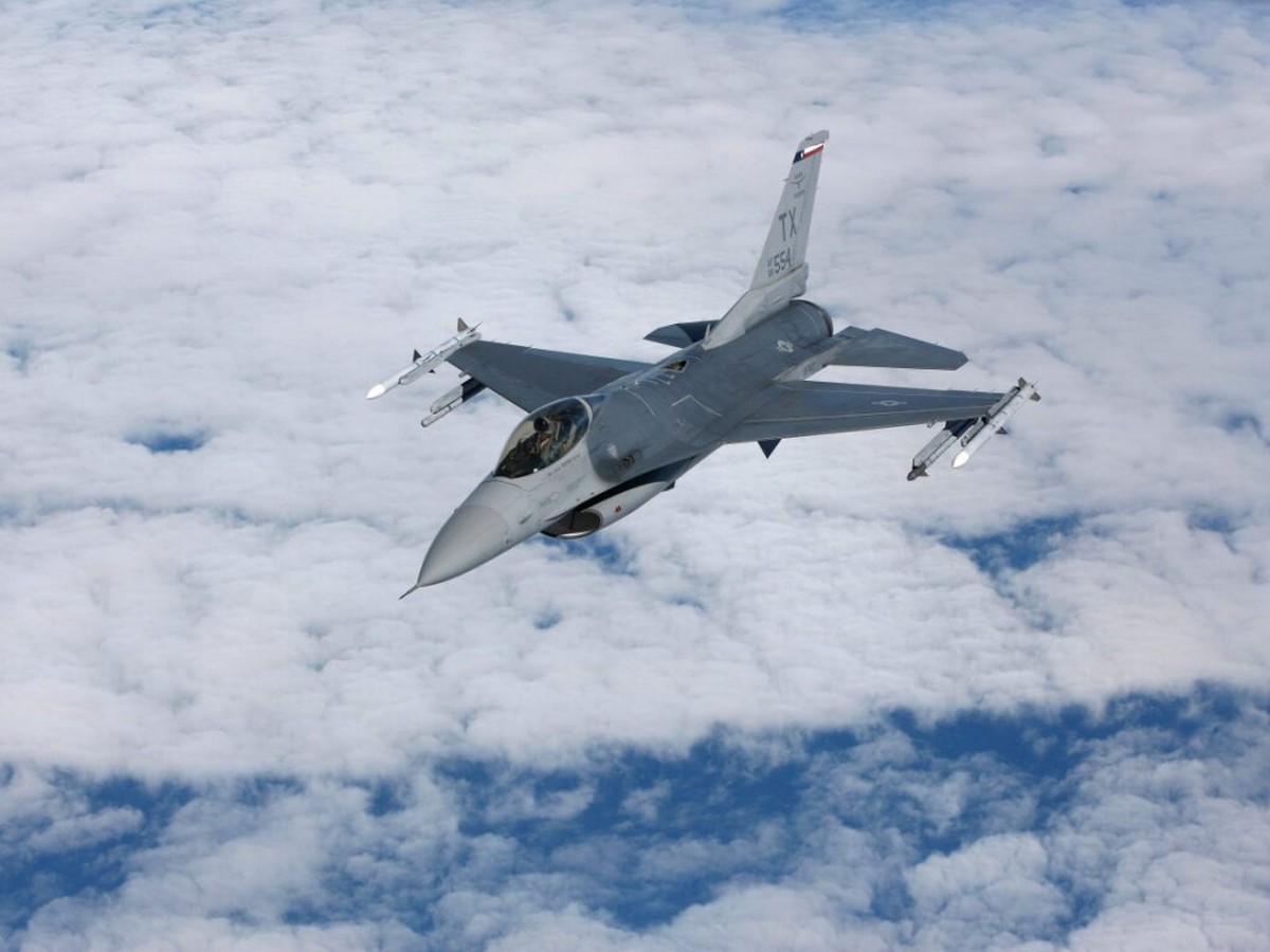 L'objet "octogonal" sans nacelle visible, qui volait à environ 6000 mètres d'altitude au-dessus du lac Huron, a été abattu par un F-16 (archives).