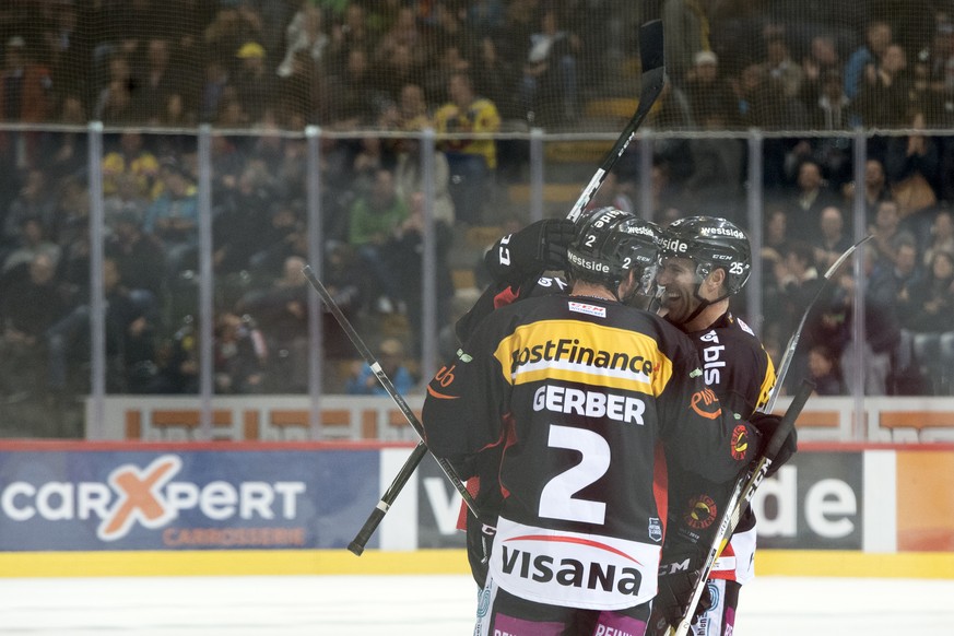 Berns Andrew Ebbett, rechts, jubelt nachher seinem Tor (6-1), beim Eishockey Meisterschaftsspiel der National League zwischen den SC Bern und dem HC Fribourg Gotteron, am Samstag, 9. September 2017, i ...