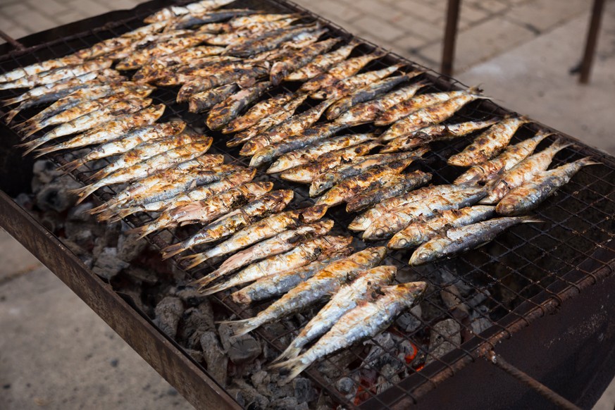 grillierte sardinen fisch grill barbecue bbq portugal essen food