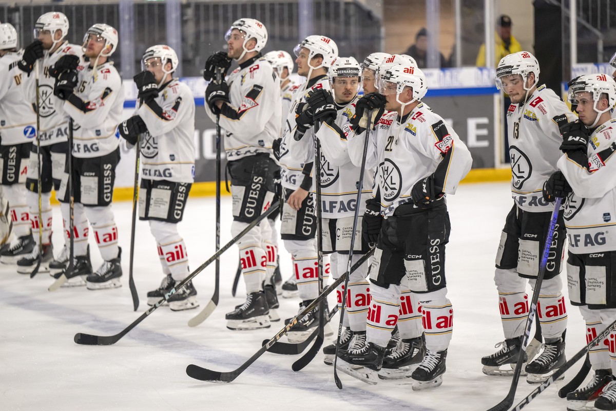 Die enttaeuschten Luganesi nach dem zweiten Spiel des Playout-Finals der Eishockey National League zwischen dem HC Ajoie und dem HC Lugano in der Raiffeisen Arena in Porrentruy, am Montag, 17. Maerz 2 ...