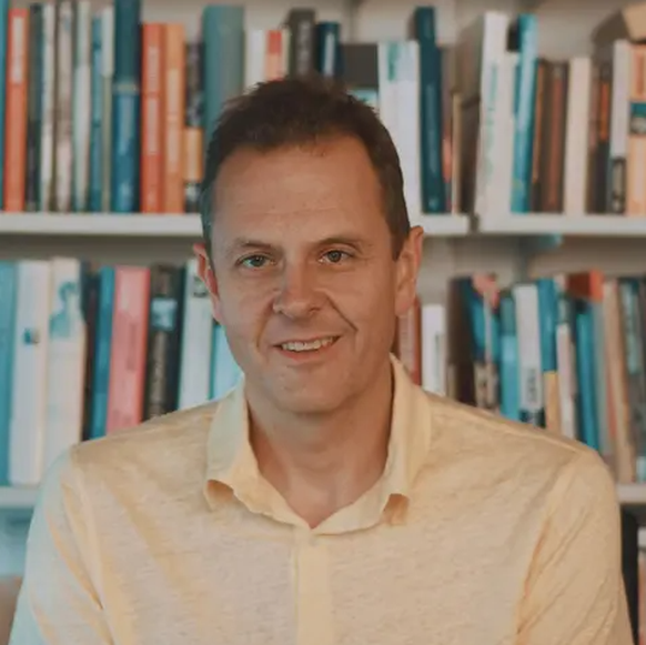 Michael Butter (47) ist Professor für amerikanische Literatur- und Kulturgeschichte an der Universität Tübingen. Er beschäftigt sich seit Jahren mit dem Phänomen Verschwörungstheorien. Mit seinem Buch ...