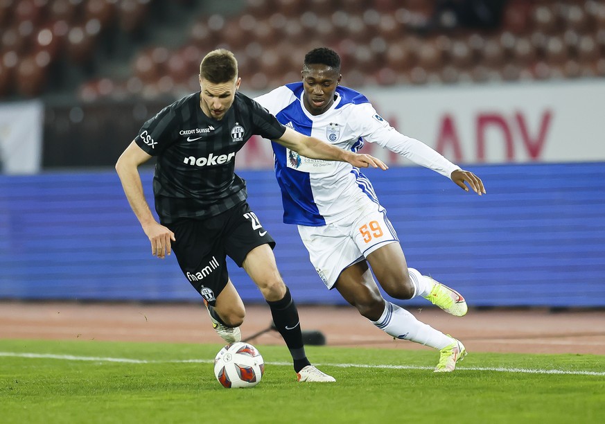 Grasshoppers Francis Momoh, rechts, gegen FC Zuerichs Karol Mets, links, beim Fussballspiel der Super League zwischen dem Grasshopper Club Zuerich und dem FC Zuerich im Letzigrund Stadion, am Samstag, ...