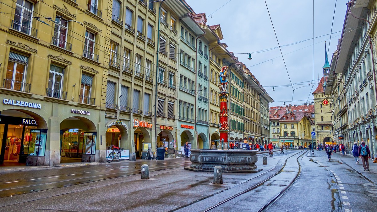 BERN, SWITZERLAND - MARCH 31, 2022: Historical Spitalgasse street in Innere Neustadt with colorful Pfeiferbrunnen fountain in the middle of the road, on March 31 in Bern, Switzerland xkwx Altstadt, Be ...