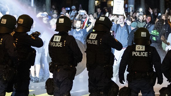 Die Polizei setzt Wasserwerfer und Gummischrot ein, am Mittwoch, 23. September 2021, in Bern. Die Kantonspolizei Bern wappnet sich gegen eine unbewilligte Kundgebung von Coronamassnahmen Gegner und wi ...