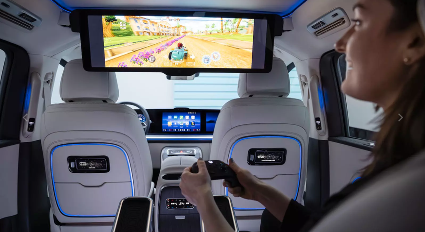 Gegen Aufpreis gibt es diesen Bildschirm für Filme, Games oder Video-Meetings.