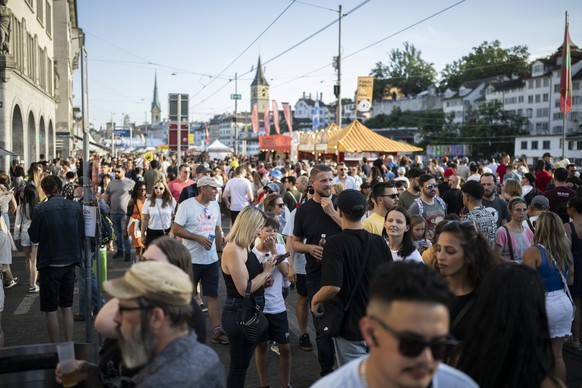 Besucher bewegen sich zwischen Bahnen und Attraktionen am Zueri Faescht, aufgenommen am Samstag, 8. Juli 2023 in Zuerich. An diesem Wochenende werden ueber 2,5 Millionen Besucherinnen und Besucher in  ...