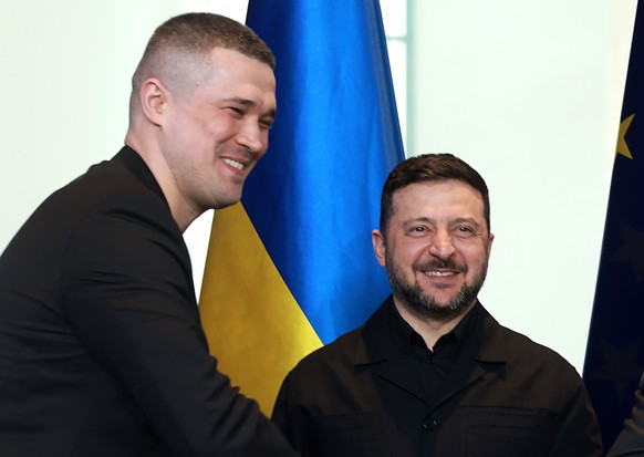 epa12889058 German Defense Minister Boris Pistorius (2-R) and Ukraine's Defence Minister Mykhailo Fedorov (L) shake hands during the signing of a German-Ukrainian agreement on defence cooperation ...