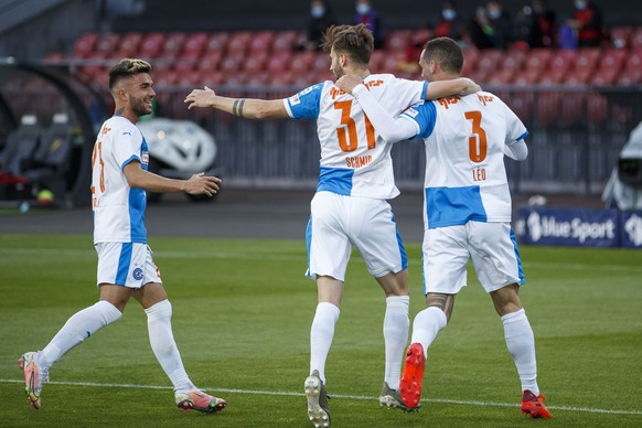 Grasshopper Club Zuerich Mittelfeldspieler Nikola Gjorgjev, von links, Dominik Schmid und Torschuetze Leo Bonatini feiern das 1-0 waehrend dem Fussball Meisterschaftsspiel der Challenge League zwische ...