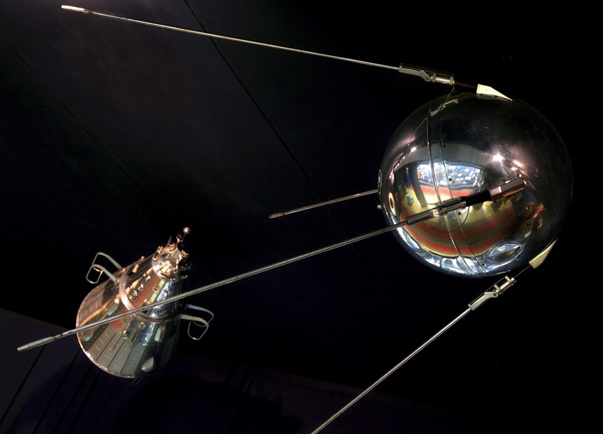 Reservemodell des Satelliten Sputnik 1 (r.) und eine Nachbildung der Sputnik-2-Kapsel. Das russische Wort Sputnik (Спутник) bedeutet «Weggefährte», «Begleiter». 