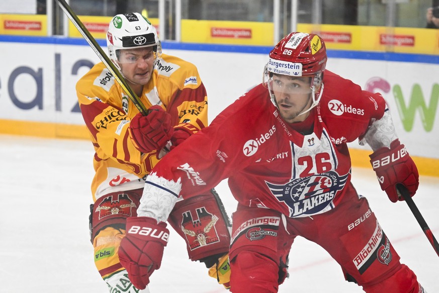 Langnaus Dario Rohrbach, links, gegen Lakers&#039; David Aebischer, im Eishockeyspiel der National League zwischen den Rapperswil-Jona Lakers und den SCL Tigers, am Dienstag, 26. September 2023, in de ...