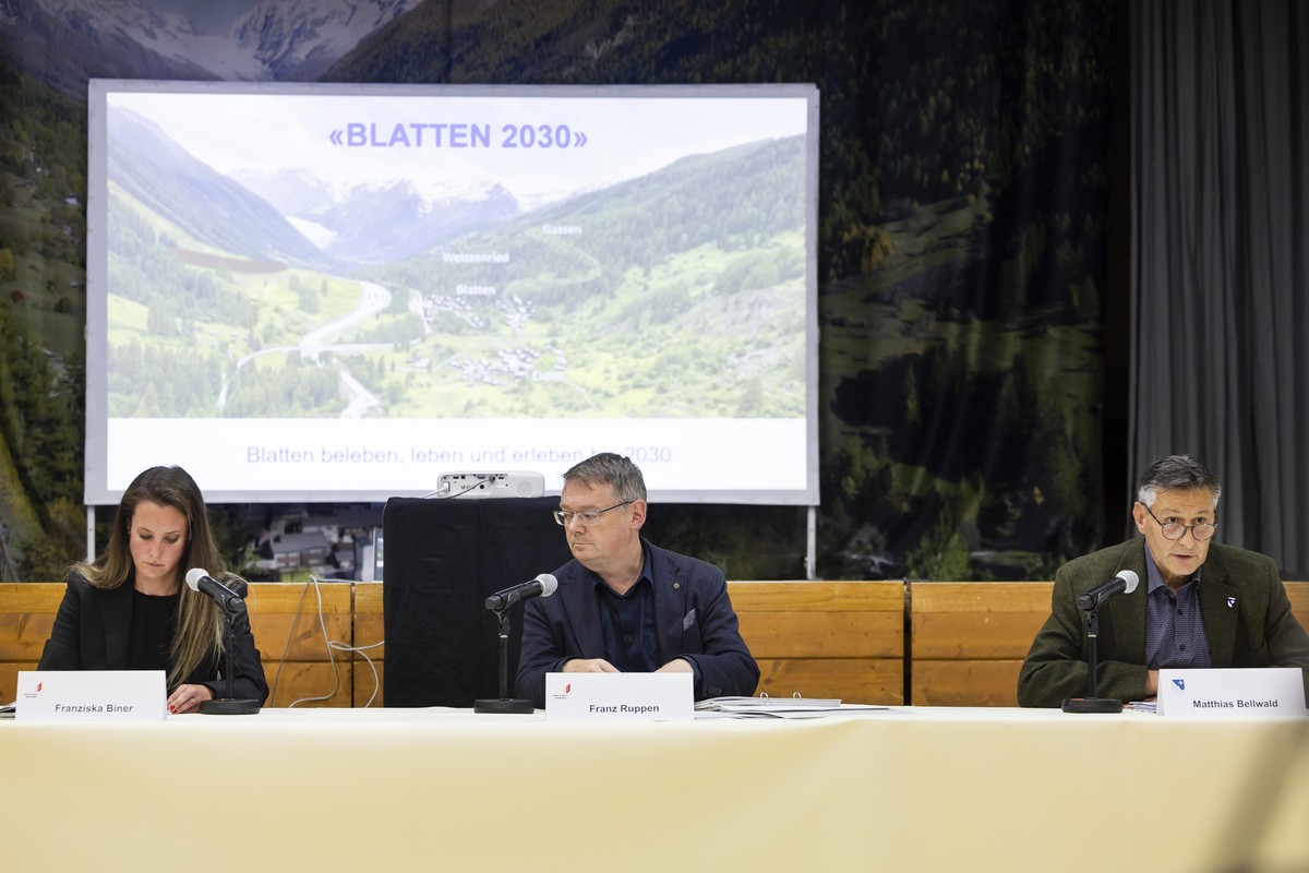 De gauche a droite, Franziska Biner, Conseillere d'Etat valaisanne, Franz Ruppen, conseiller d'Etat valaisan, Matthias Bellwald, President du village de Blatten, parlent lors d'une conf ...