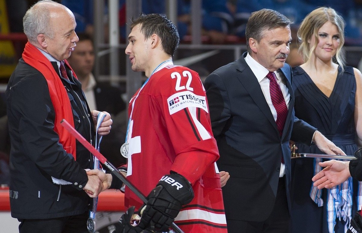 Swiss President Ueli Maurer, left, greets Switzerland's player Nino Niederreiter, 2nd left, and Rene Fasel, 2nd right, President of the International Ice Hockey Federation (IIHF), greets Switzerl ...