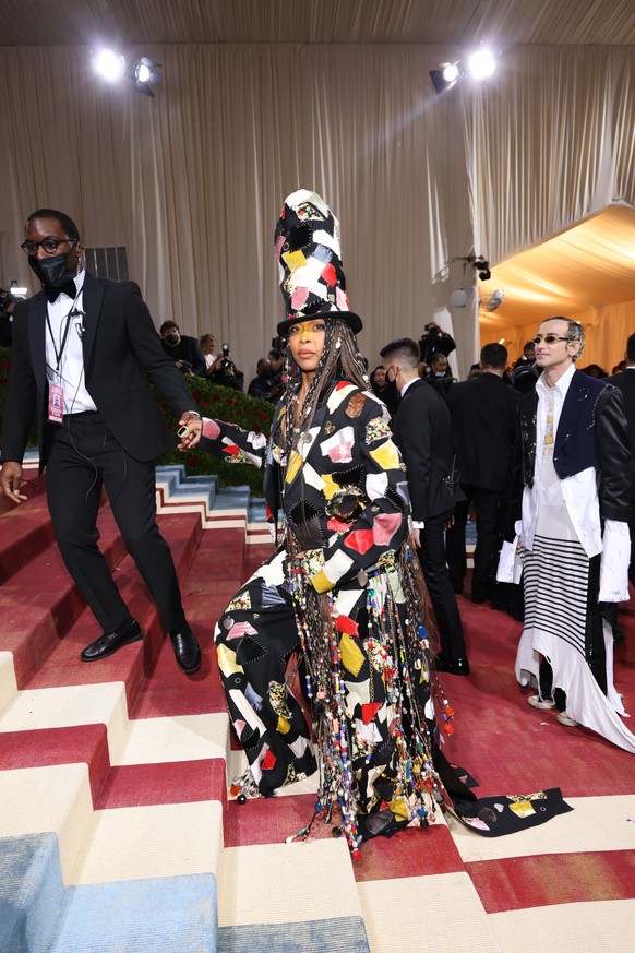 epa09923955 Erykah Badu on the red carpet for the 2022 Met Gala, the annual benefit for the Metropolitan Museum of Art&#039;s Costume Institute, in New York, New York, USA, 02 May 2022. The event coin ...