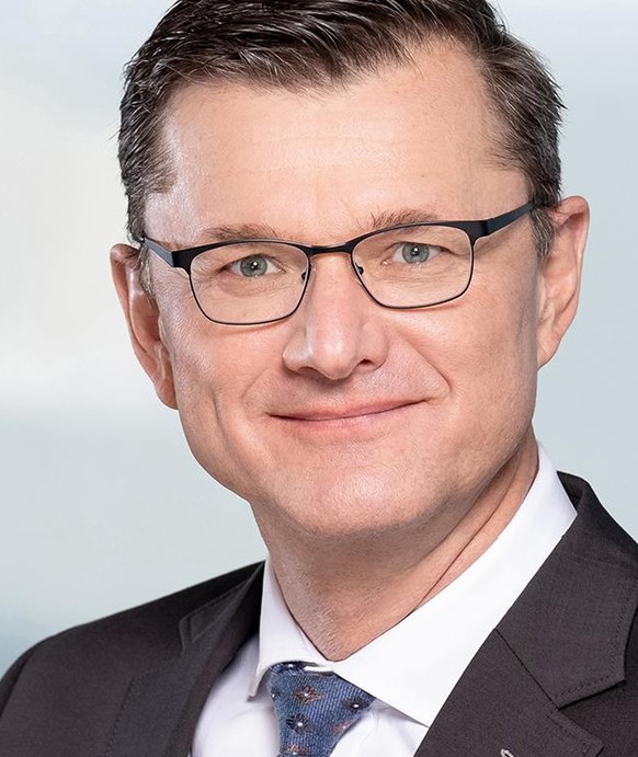 Hansruedi Köng ist seit 2012 CEO der PostFinance AG. Der Manager mit Jahrgang 1966 ist Betriebs- und Volkswirtschafter und hat an der Universität Bern studiert.