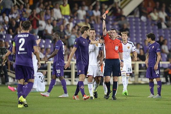 English referee Michael Oliver sends off Fiorentina&#039;s Gonzalo Rodriguez, left, during the UEFA Europa League group I group stage matchday 1 soccer match between Italy&#039;s ACF Fiorentina and Sw ...