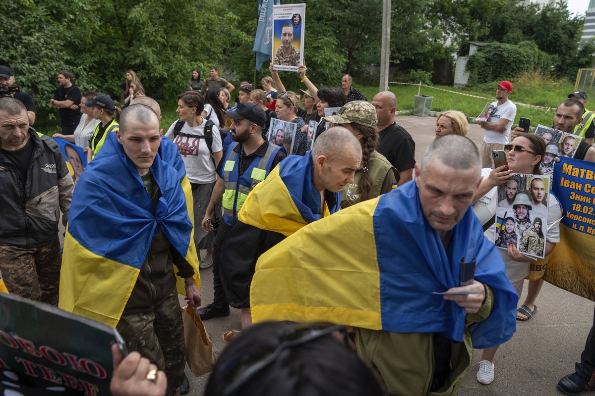 Prisoner swap between Russia and Ukraine continues CHERNIHIV, UKRAINE - JULY 04: Ukrainian military personnel of the Armed Forces, the National Guard, the State Border Guard Service and the State Spec ...