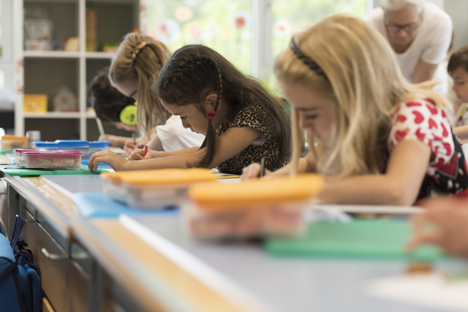 IM HINBLICK AUF DEN SCHULJAHRESBEGINN STELLEN WIR IHNEN FOLGENDES NEUES BILDMATERIAL VON DER PRIMARSCHULE DER SCHULE SUHR ZUR VERFUEGUNG --- Pupils of primary school class 1c pictured during a double  ...