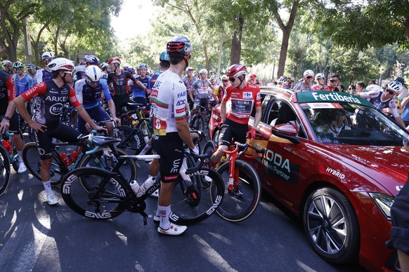 epa12377094 Overall leader, Danish Jonas Vingegaard (R), of Visma team, and the rest of the riders at the end of the 21st and last stage of La Vuelta a Espana cycling race between Alalpardo and Madrid ...