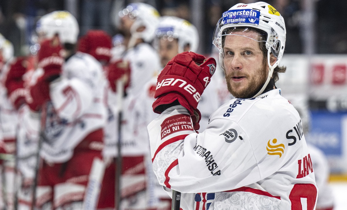 Dominic Lammer (SCRJ) ist enttaeuscht im Spiel der Eishockey National League zwischen Fribourg-Gotteron, HCFG, und SC Rapperswil-Jona Lakers, SCRJ, vom Mittwoch, 1. April 2026 in Bcf Arena in Fribourg ...