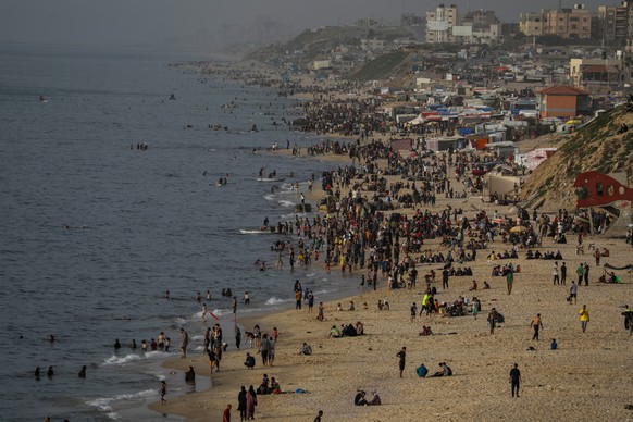 epaselect epa11300701 Internally displaced Palestinians spend their time at the beach west of Deir Al Balah, southern Gaza Strip, 25 April 2024. Since 07 October 2023, up to 1.9 million people, or mor ...
