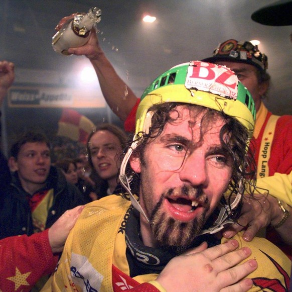 Der Langnauer Walter Gerber im Freudentaumel: er wird am Dienstag abend, 7. April 1998, von Mitspielern und Fans gefeiert, nachdem Langnau das entscheidende Aufstiegsspiel gegen Herisau in der Langnau ...