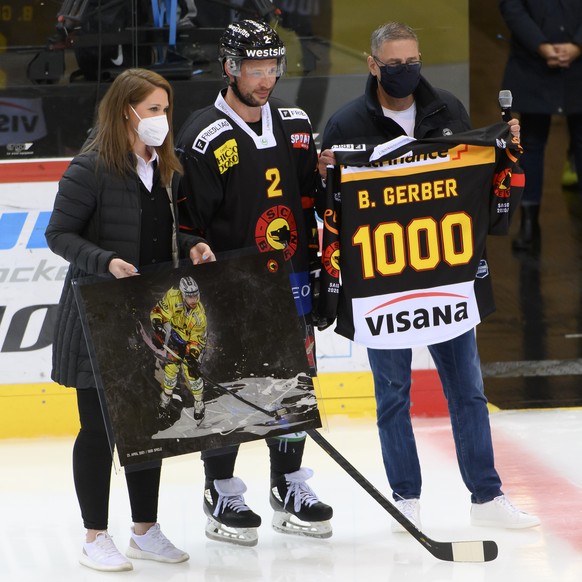 Ehrung fuer Berns Beat Gerber, Mitte, fuer sein 1000 Spiel von SCB Sportchefin Florence Schelling, links, und SCB CEO Marc Luethi, rechts, im sechste Eishockey Playoff Viertelfinalspiel der National L ...