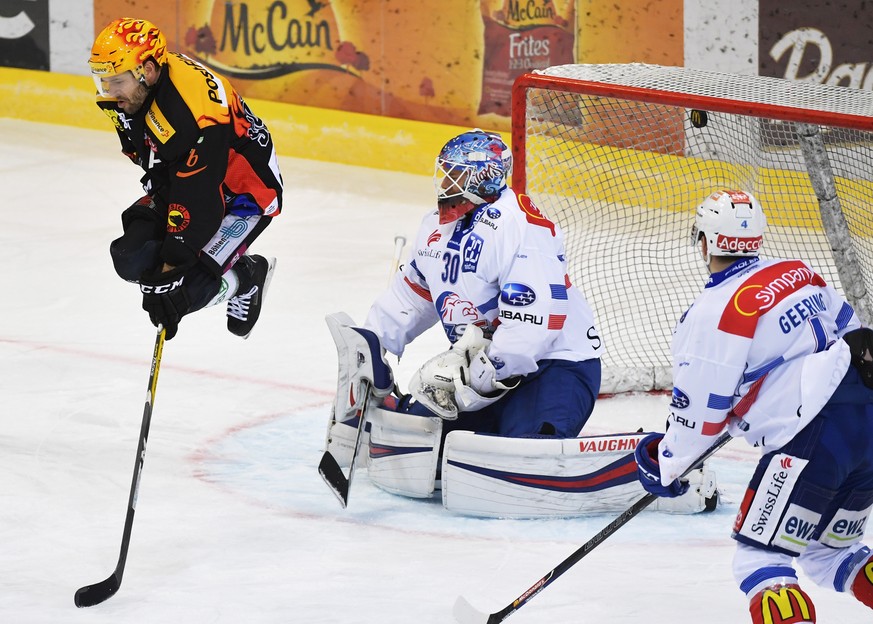 Der Berner Topscorer Andrew Ebbett, links, erzielt das erste Tor gegen die Zuercher Patrick Geering und Torhueter Lukas Flueeler, von rechts, beim Eishockeyspiel der National League zwischen dem SCB B ...