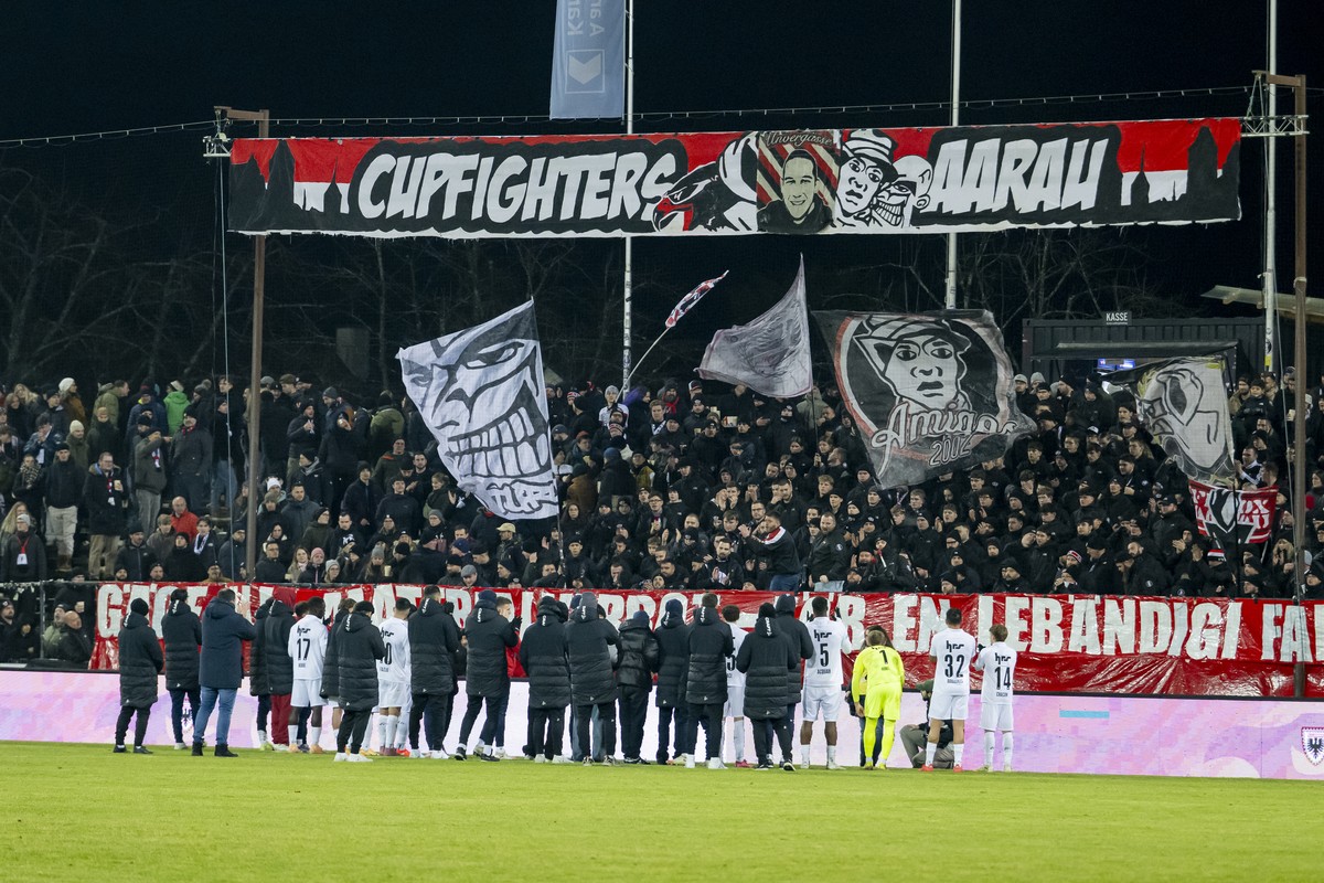Die Spieler von Aarau, FCA, bedanken sich bei ihren Fans nach der Niederlage im Schweizer Fussball Cup 1/8 Finalspiel zwischen dem FC Aarau (FCA) und dem FC Sion (SIO), am Donnerstag, 4. Dezember 2025 ...