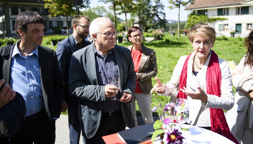 Bundersraetin Simonetta Sommaruga, rechts, spricht am Sommeranlass des Eidgenoessischen Justiz- und Polizeidepartements (EJPD) am Donnerstag, 11. August 2016, auf dem Gelaende der Orangerie Elfenau in ...