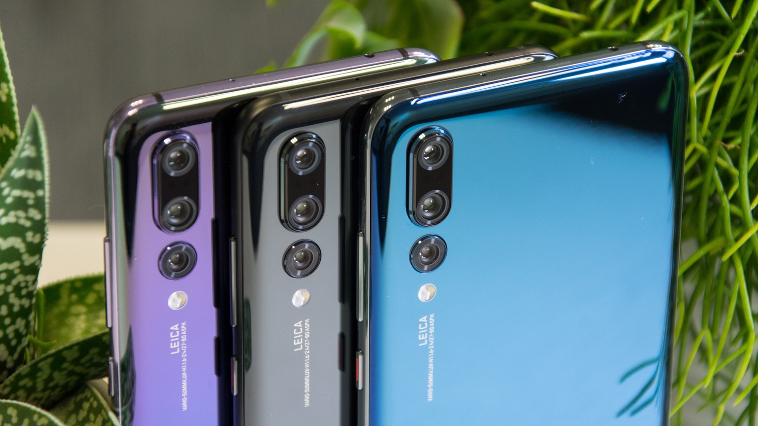 Das P20 Pro in den Farben Twilight, Schwarz und Blau ist das erste Smartphone mit einer Triple-Kamera.&nbsp;