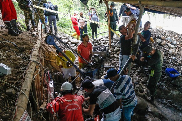 epa09101643 Emergency personnel work to try to enter a gold mine in the El Bosque village in the rural area of Neira, Colombia 27 March 2021. Colombian authorities are investigating the fate of 11 min ...