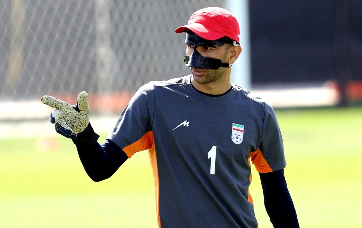 epa10324240 Iran goalkeeper Alireza Beiranvand wears a face mask during a training session of the Iranian team in Doha, Qatar, 24 November 2022. Beiranvand was injured in the team's first match a ...