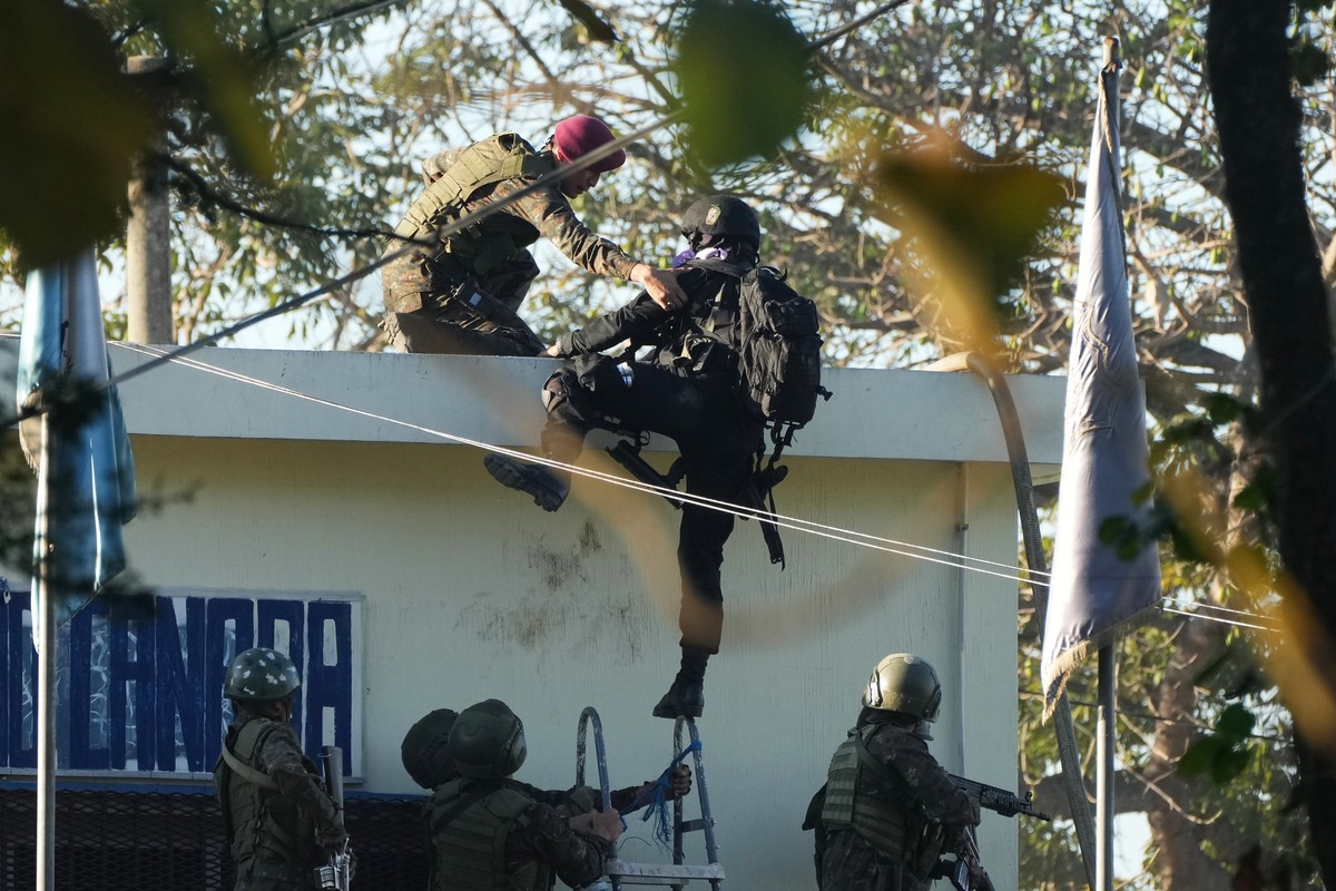 Security forces enter the Renovation maximum-security prison to free guards taken hostage and retake control of the facility, which houses gang leaders, in Escuintla, Guatemala, Sunday, Jan. 18, 2026. ...