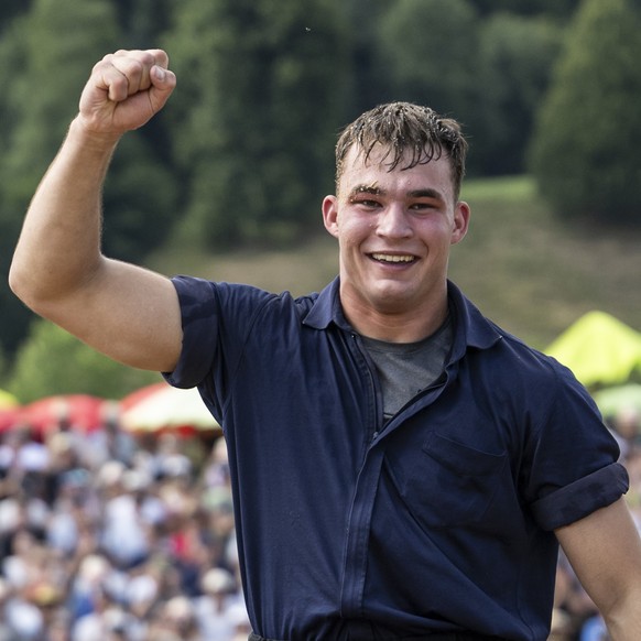 Michael Moser jubelt als Festsieger nach dem Schlussgang am Bernisch-Kantonalen Schwingfest, am Sonntag, 13. Juli 2025 in Langnau. (KEYSTONE/Alessandro della Valle)