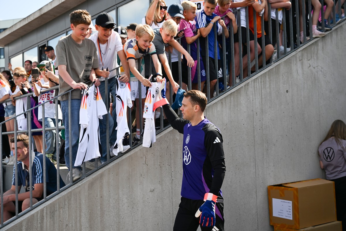 10.06.2024, Bayern, Herzogenaurach: Fu�ball, Vorbereitung auf die EM, Training, Nationalmannschaft Deutschland, Zuschauer begr��en Deutschlands Torh�ter Manuel Neuer vor einem Training. Foto: Federico ...